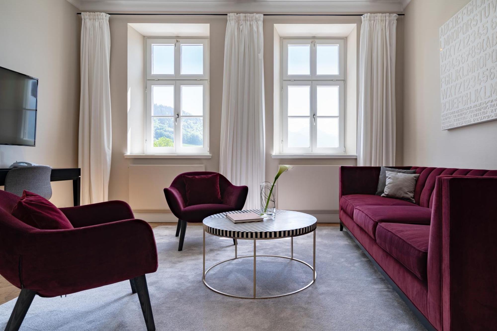 Das Tegernsee Luaran gambar A living room at the Hotel de la Paix